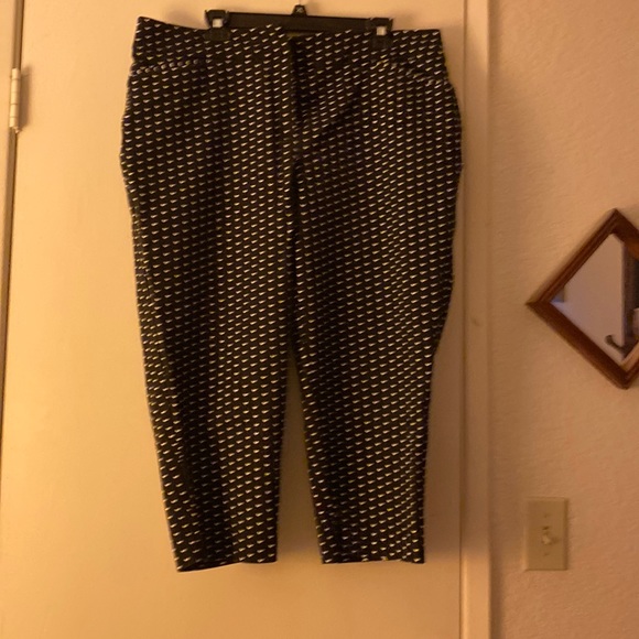 Ladies apt 9 capries - Picture 1 of 3